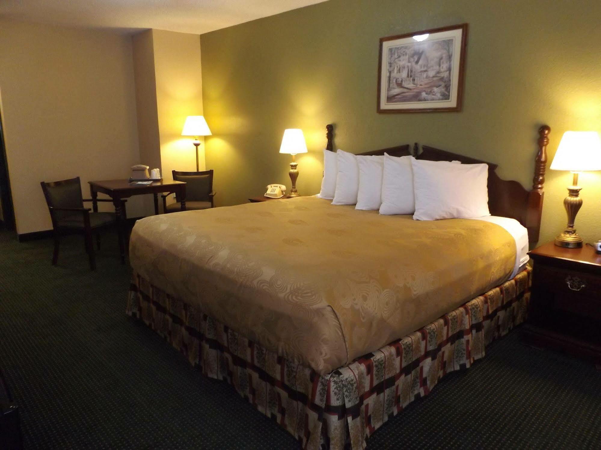 Angel Inn Near Imax, A Travelodge By Wyndham Branson Exterior foto